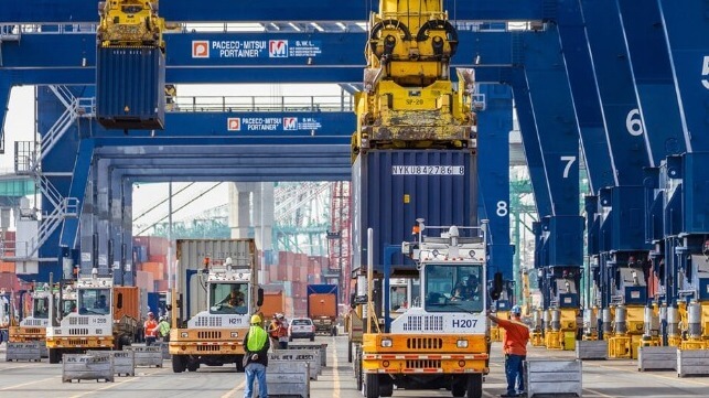 container loading in port
