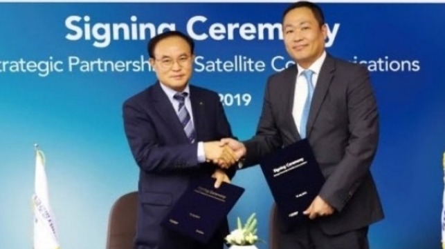 Kwang Heon An, CEO of Hyundai Global Service (left) and Eric Sung, CEO of Intellian (right)