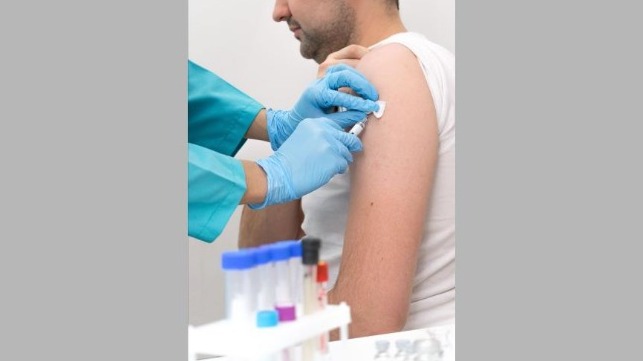 A medical worker injects a man with coronavirus vaccine. Photo: Shutterstock