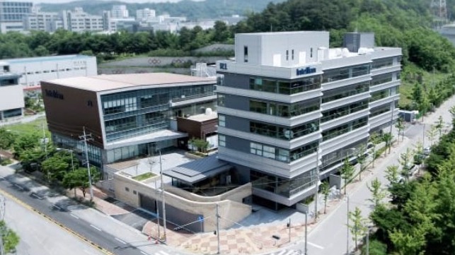 Intellian’s new R&D Center (front right) is built adjacent to the existing Innovation Center, expanding the available space by nearly 80% and boosting both development and production capacity