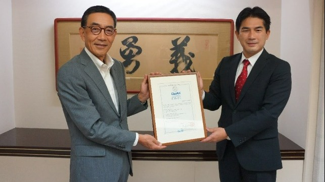 Right: Mr. Jun Kambara, President, TSUNEISHI FACILITIES & CRAFT CO.,LTD. Left: Mr. Hiroaki Sakashita, President & CEO, ClassNK