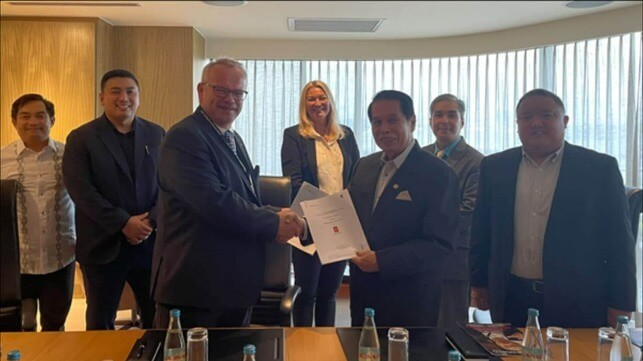 Photo: Morten Hasaas, Sr. Vice President Maritime Simulation, KDI (Kongsberg Digital) (center left foreground) and Admiral Eduardo Ma. Santos, President at MAAP (center right foreground), signed the contract. In the background from left: Peterwilson