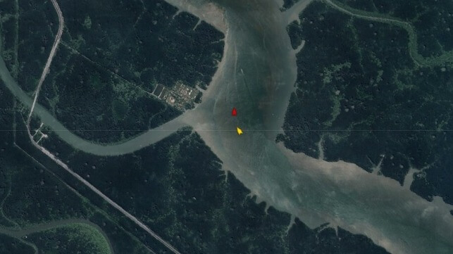 KMTC Surabaya (red) and Glengyle (yellow) were heading in opposite directions on the Long Xue River (Pole Star)
