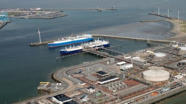 A Novatek-chartered icebreaking LNG carrier (foreground) transships cargo to a foreign-flag conventional LNG carrier at Zeebrugge (Fluxys file image)