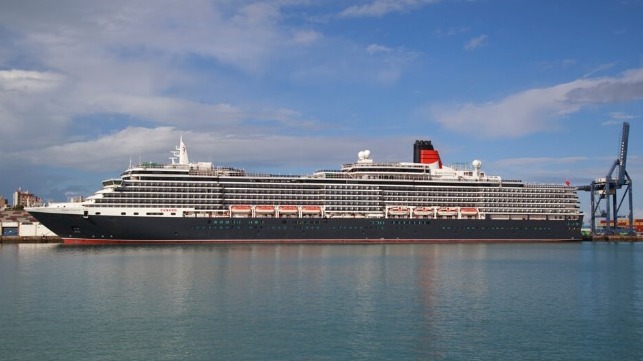 Cruise ship cruises with passengers into dry dock