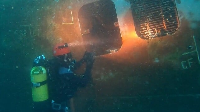 Police divers found a large bundle of cocaine in this vessel's sea chest (Agencia Tributaria)
