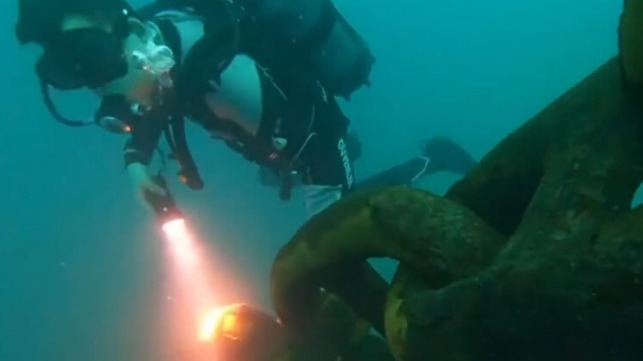 diver inspecting anchor chain