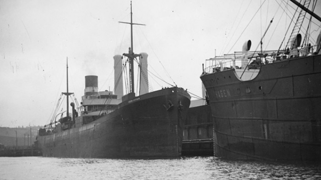SS Iron Crown alongside SS Hagen. ©National Library of Australia