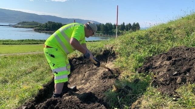 Archaeologist Lars Forseth excavating at Herlaugshaugen. Photo: Geir Grønnesby, NTNU University Museum.