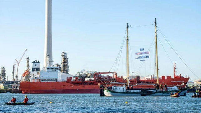 Greenpeace blocks Shell's refinery in the Port of Rotterdam 