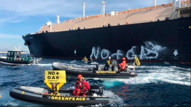 Greenpeace protests LNG blocking Spanish terminal