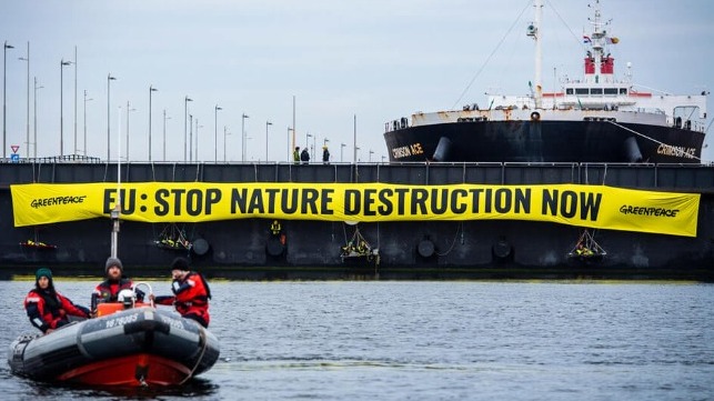 Greenpeace protestors blocking Amsterdam
