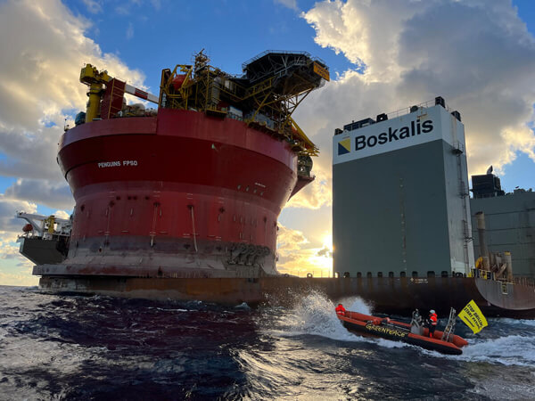 Greepeace protestors board heavy lift vessel 2