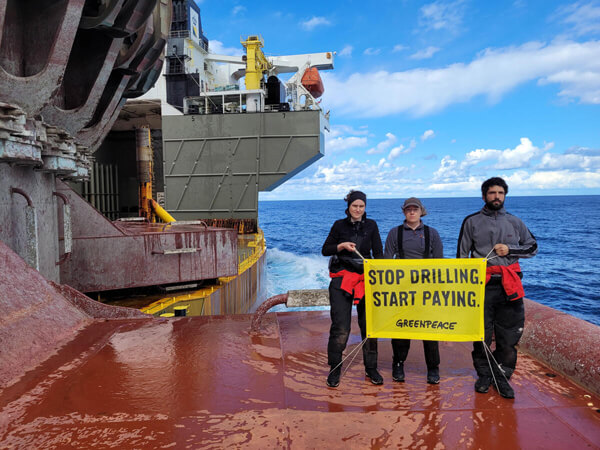 Greepeace protestors board heavy lift vessel 3