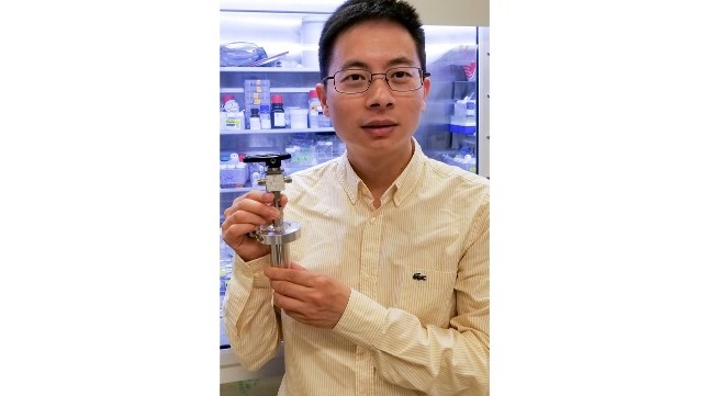 Wei Chen holds the prototype battery 