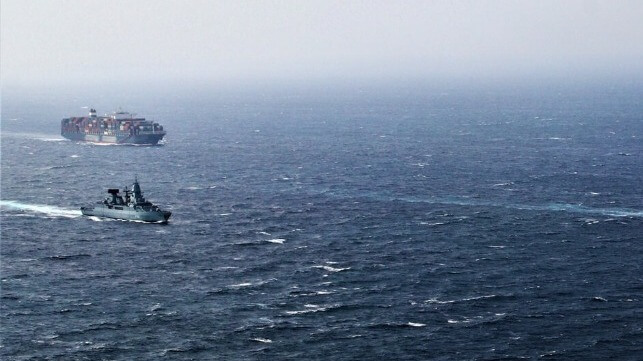 Frigate Hessen escorts a boxship in the Red Sea (Bundeswehr)