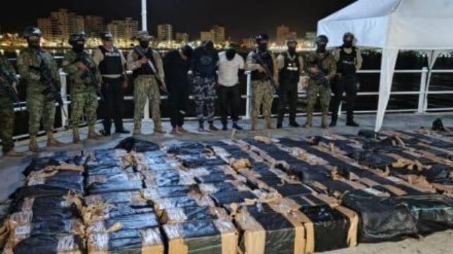 The drugs and the suspects were recovered and brought ashore for prosecution (Ecuadorian Navy)