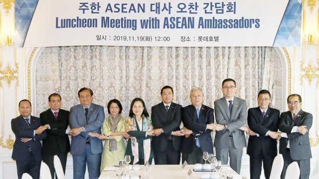South Korea's Trade Minister Yoo Myung-hee (fifth from the left) held a luncheon meeting with ambassadors from ASEAN countries in Seoul prior to the Busan summit.