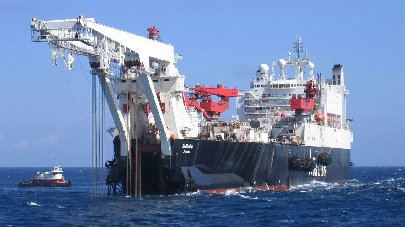 Solitaire pipelay vessel