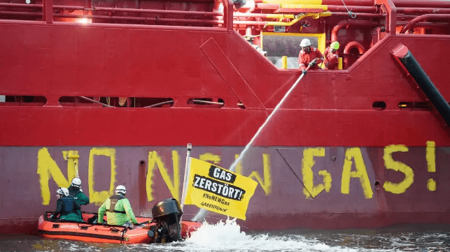 Greenpeace protests pipe delivery