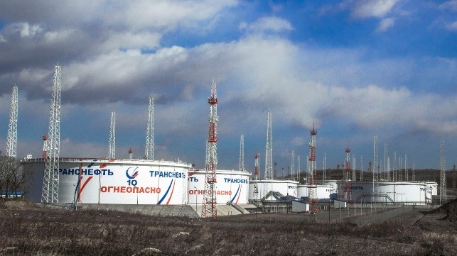 Oil storage tanks at the Pacific coast terminal of Kosmino, Russia (Maksim Safiullin / CC BY 3.0)