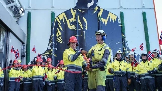 Energy minister Terje Aasland cuts a chain to inaugurate Johan Castberg (Ole Jørgen Bratland / Equinor)