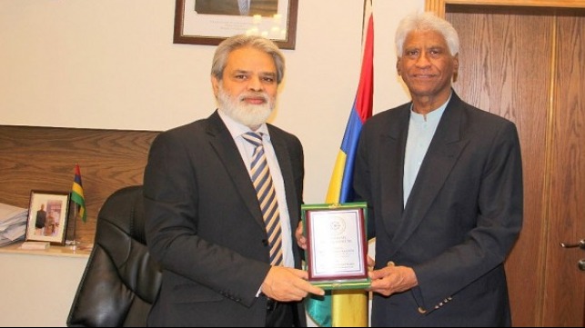 Dr. Syed Mohammed Anwer, President Maritime Study, Forum presenting shield to HE Soobadar Rashidally, Mauritian High Commissioner to Pakistan.
