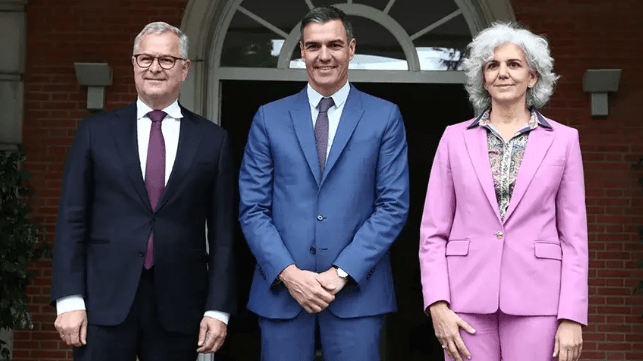 Left to right: Maersk CEO Soren Skou, Spanish Prime Minister Pedro Sanchez and Maersk board member Amparo Moraleda (Courtesy Maersk)