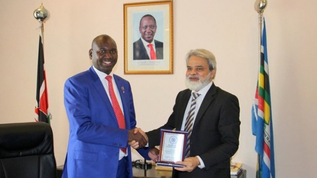 Dr. Syed Mohammed Anwer, President Maritime Study Forum, presenting the shield of honor to Professor Julius Kibet Bitok, High Commissioner of Kenya to Pakistan.