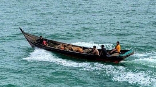 Suspected robbers under way in the Singapore Strait (Singapore IFC)