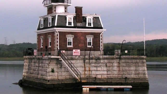 The Hudson-Athens Lighthouse, including access dock and stairway (Kadin2048 / CC-BY-SA-2.5)