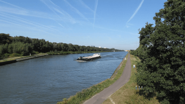 Barge traffic on the Albert Canal (Michielverbeek / CC BY SA 3.0)
