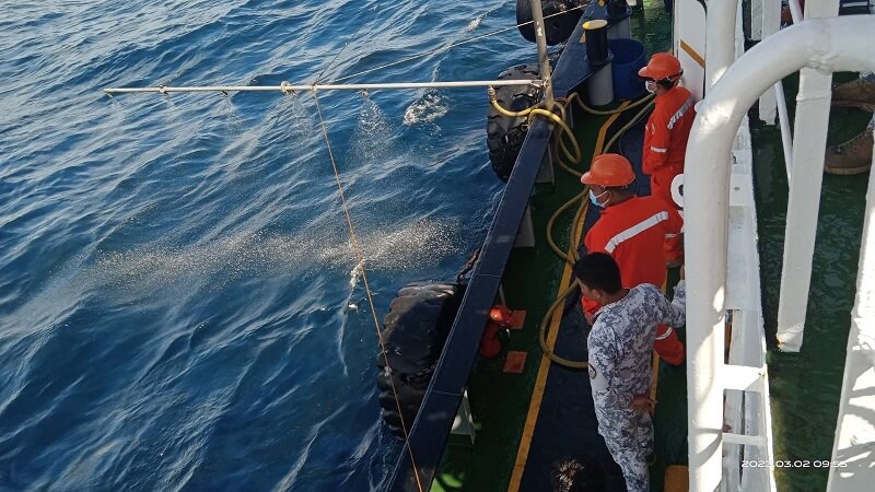 Spill From Sunken Product Tanker Reaches Resort Towns on Mindoro