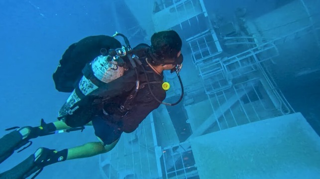 Diver inspects the wreck of the HMNZS Manawanui (NZDF)