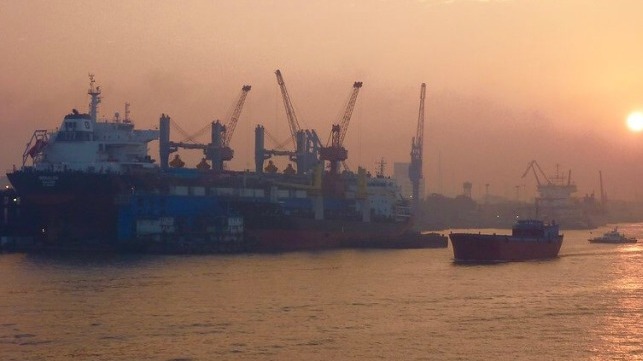 Traffic at Shanghai, 2010 (Werner Mayer / public domain)