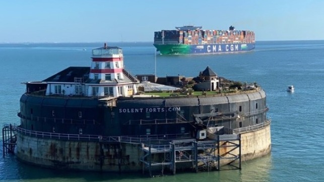 world's largest LNG-powered containership