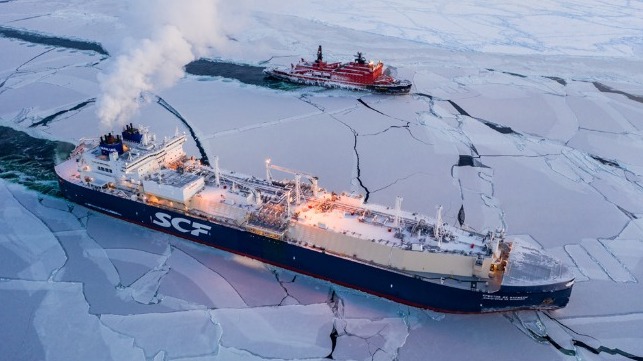 LNG carrier with icebreaker