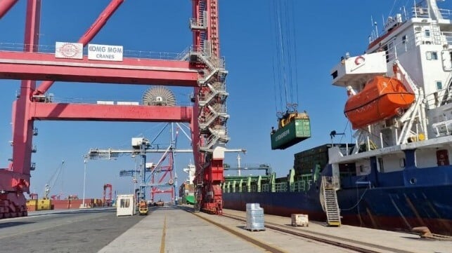 cargo ship loading aid
