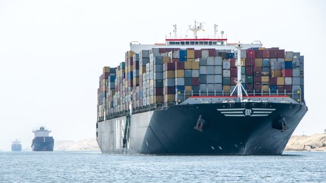 Suez Canal record revenues and increase in vessels 