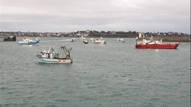 French fishermen block ports over UK license dispute