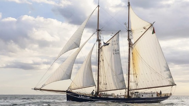 schooner cargo ship
