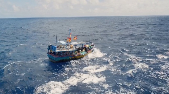 The Sri Lankan fishing vessel Hasaranga Putha at Saya de Malha, 2022 (Monaco Expeditions)