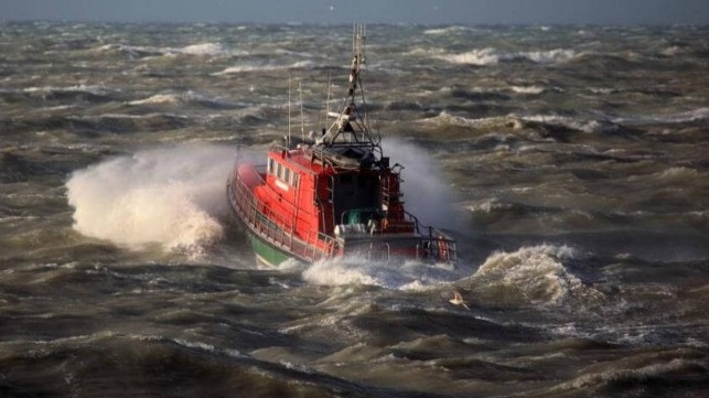 migrants killed after containership hits overloaded dingy in English Channel 