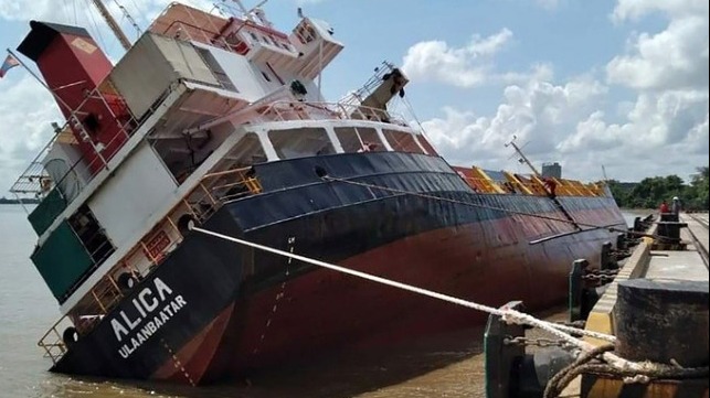 ship loses stability rollinhg and dumping containers overboard