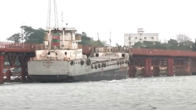 cargo ship hits bridge