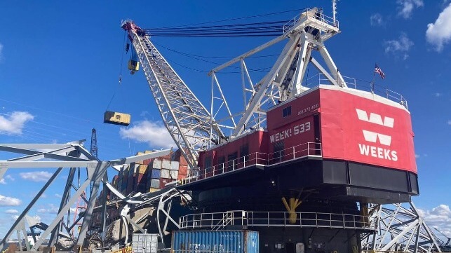 Salvors unload undamaged boxes from the bow of the container ship Dali (USACE)