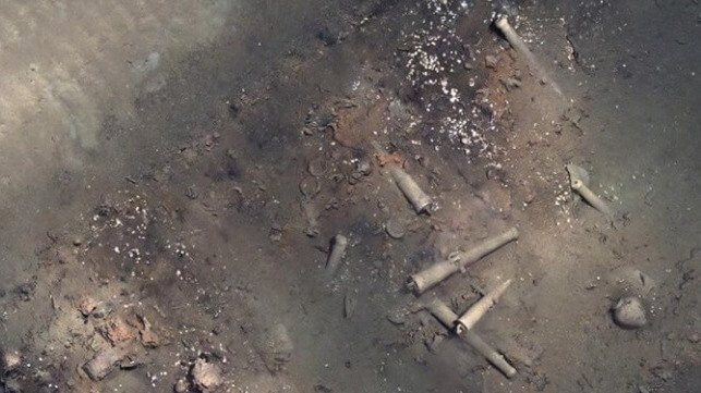 Cannons and artifacts at the wreck site (Courtesy Colombian Institute of Anthropology and History)