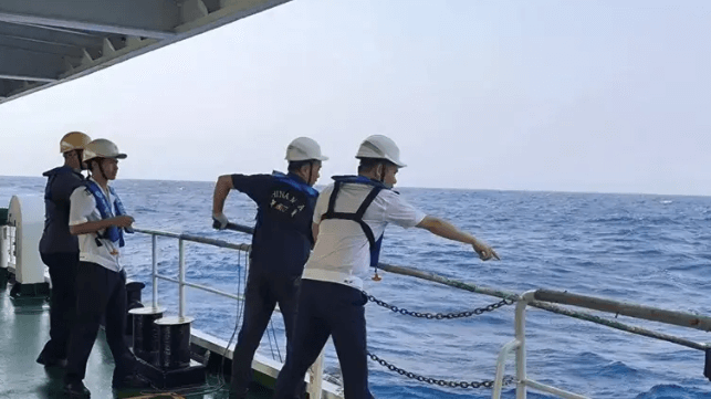 SAR crewmembers recover debris from the wreck site (Hainan Maritime Administration)