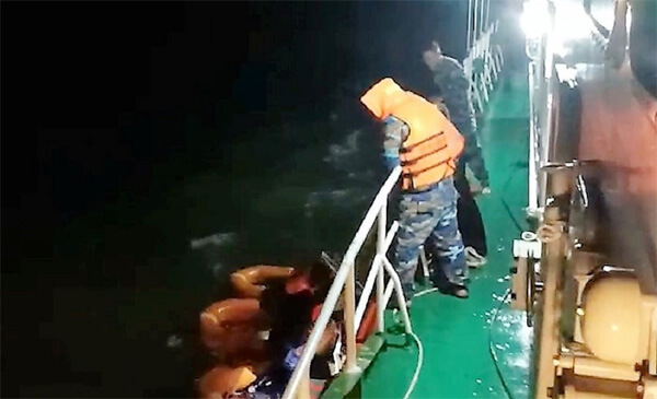 Three Crewmembers Refuse Rescue Waiting for Salvage