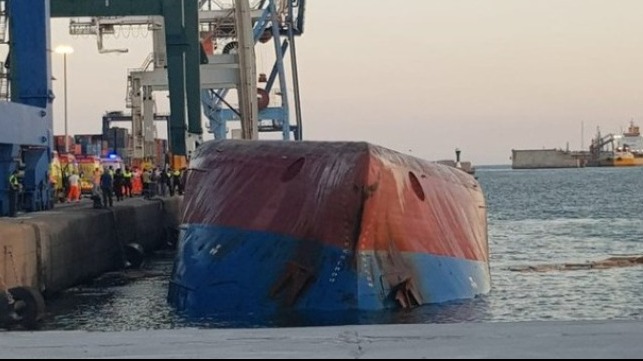 El alimentador de contenedores vuelca en el muelle de Castellón